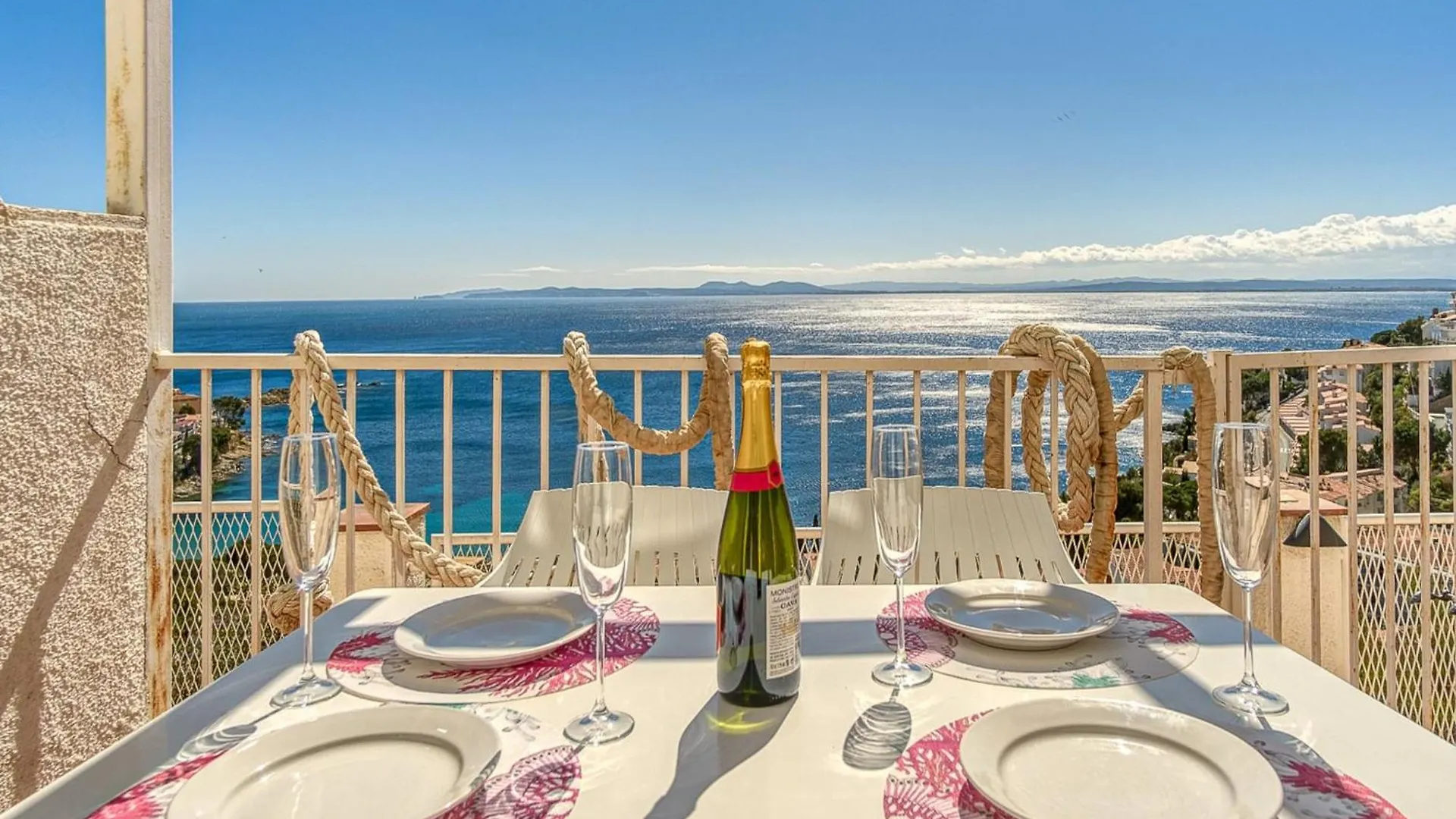 Apartment With Scenic View Roses