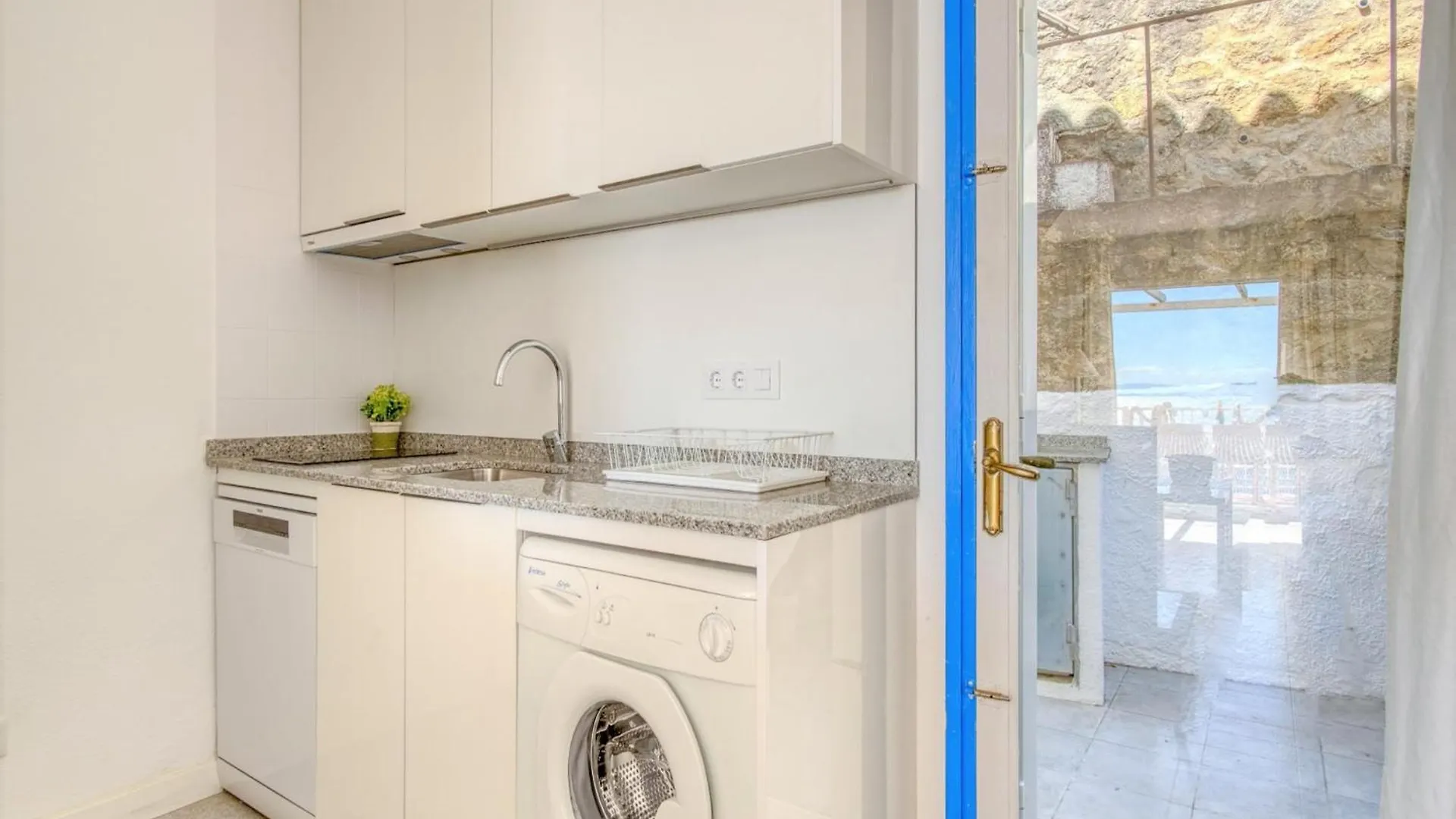 Apartment With Scenic View Roses