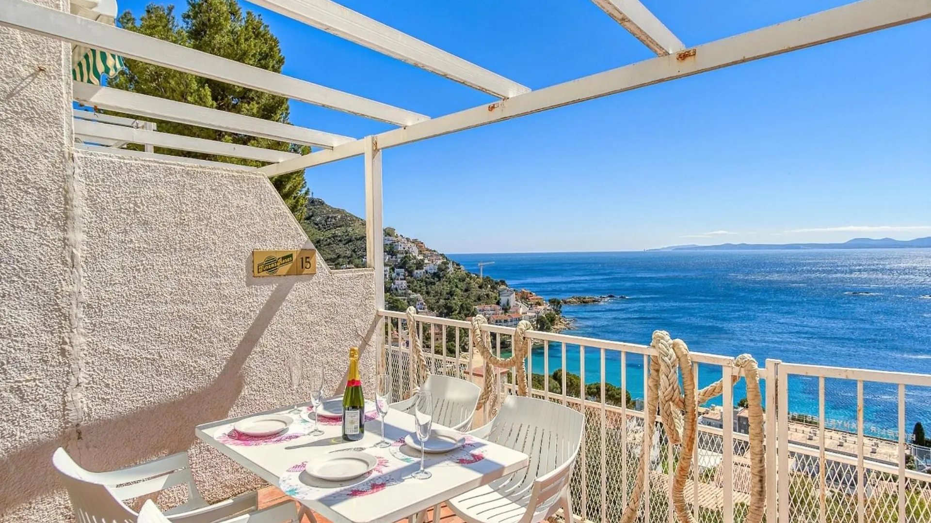 Apartment With Scenic View Roses