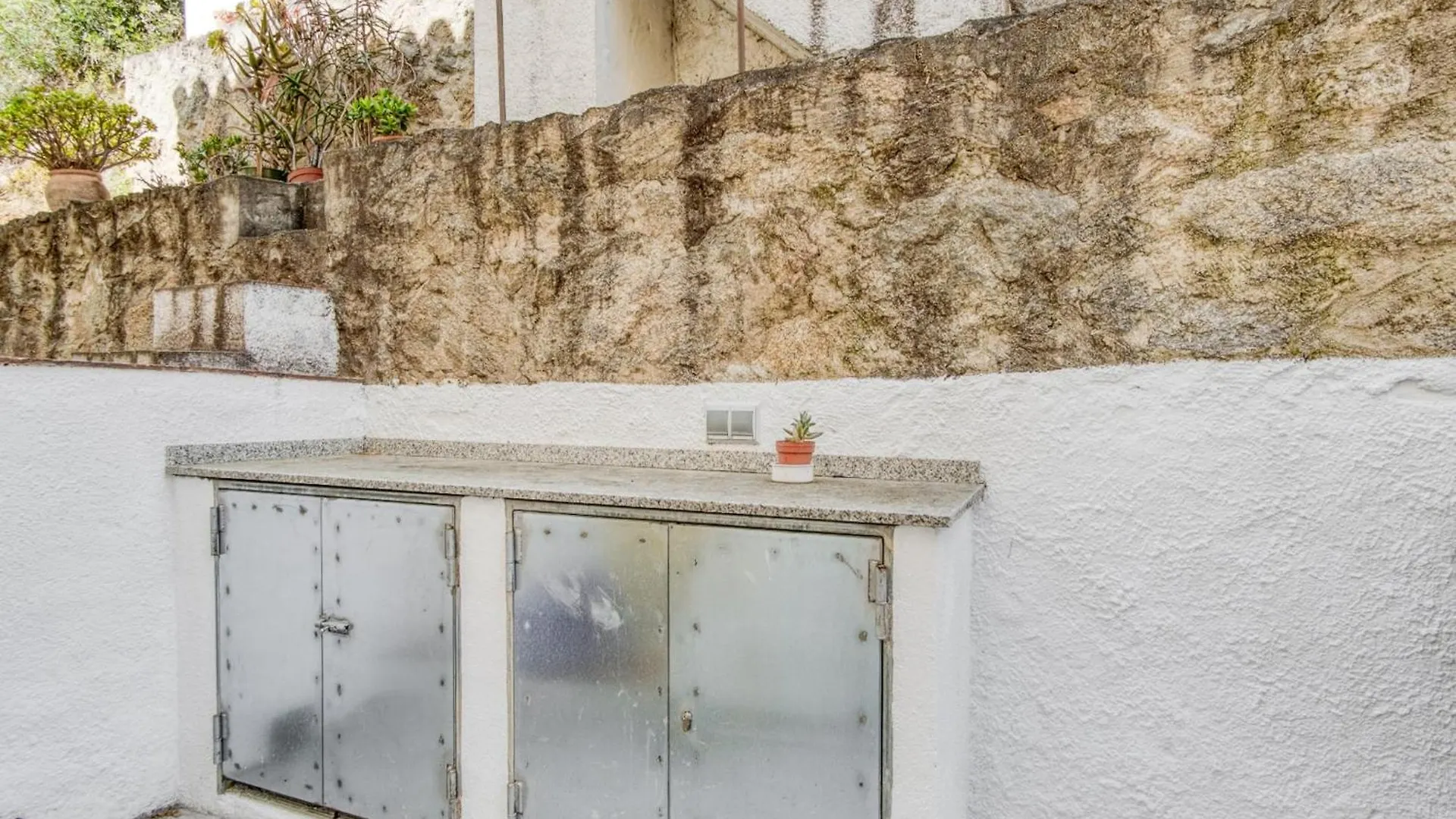 Apartment With Scenic View Roses